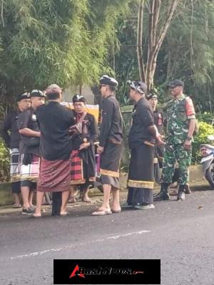 Upacara Ngagah Digelar, Begini Potret Kekompakan Babinsa Semarapura Kangin Bersama Pecalang