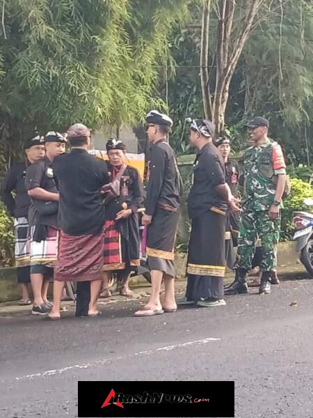 Upacara Ngagah Digelar, Begini Potret Kekompakan Babinsa Semarapura Kangin Bersama Pecalang