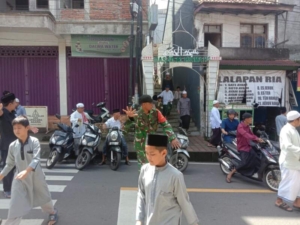 Dikawal Babinsa Semarapura Kangin, Sholat Jumat di Masjid Alhikmah Kampung Lebah Berjalan Kusyuk Dan Kondusif