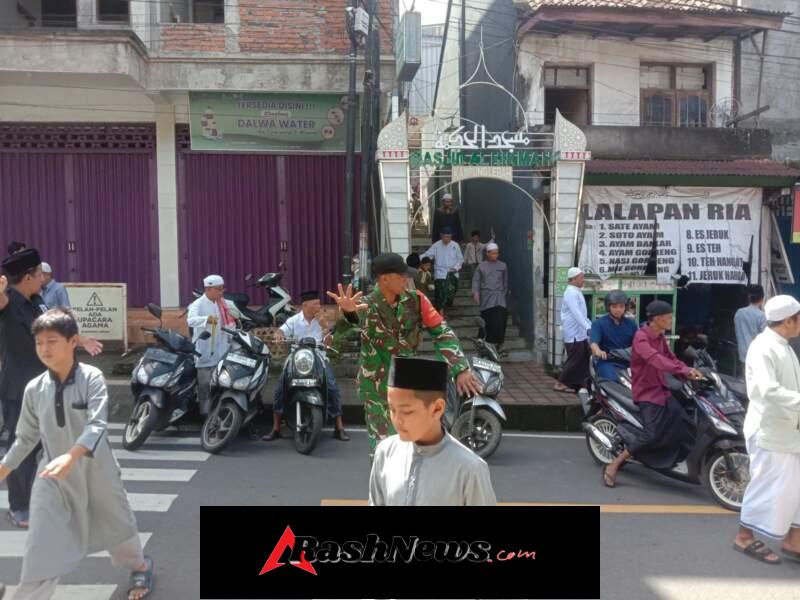 Dikawal Babinsa Semarapura Kangin, Sholat Jumat di Masjid Alhikmah Kampung Lebah Berjalan Kusyuk Dan Kondusif