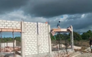 Babinsa Koramil 1627-03/Batutua Awasi Tahap Persiapan Pengecoran Ring Balok