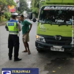 Satlantas Polres Karangasem Berikan Himbauan Parkir Truk di Obyek Wisata Candidasa