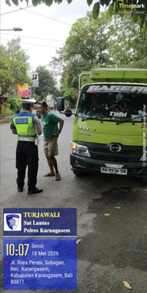 Satlantas Polres Karangasem Berikan Himbauan Parkir Truk di Obyek Wisata Candidasa