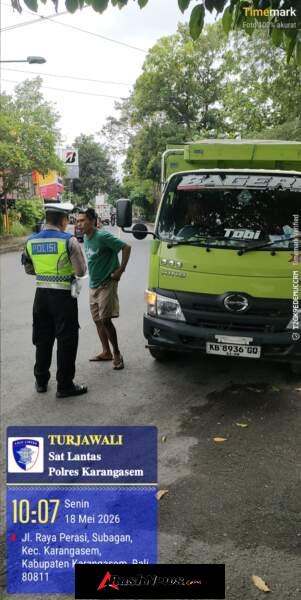Satlantas Polres Karangasem Berikan Himbauan Parkir Truk di Obyek Wisata Candidasa