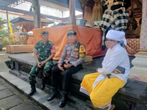 Bhabinkamtibmas Kelurahan Samplangan Sambangi Pura Dalem Bukit Batu, Perkuat Sinergi dan Jaga Kondusifitas Wilayah