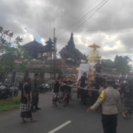 Dihadiri Ratusan Warga, Pengabenan Almarhumah Made Juliari Dikawal Ketat Babinsa Kamasan