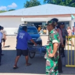 Sertu Jhonatan Amankan Bongkar Muat KMP Cakalang II di Pelabuhan Pantai Baru