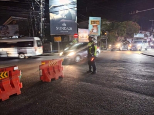 Unit Lantas Polsek Kuta Utara Atur Lalin Dini Hari Lancarkan Arus Lalin di Simpang Lio 
