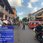 Menjelang hari raya Idul Adha, Sat Lantas Menyebrangkan Pejalan Kaki di Pasar Kesatriaan Amlapura