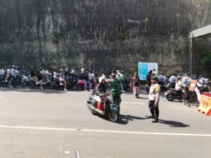 *Euforia Kelulusan di Pantai Melasti Berlangsung Kondusif, Petugas Berikan Imbauan Kamtibmas