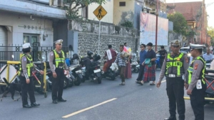 Polres Klungkung bersam Polsek Klungkung Amankan Sholat Idul Adha di Lapangan Alun Alun Ida Dewa Agung Jambe