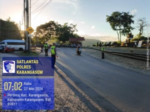 Satuan Lalulintas Polres Karangasem Melaksanakan Pengaturan dan Penjagaan Desa adat Bugbug di Pura Gumang