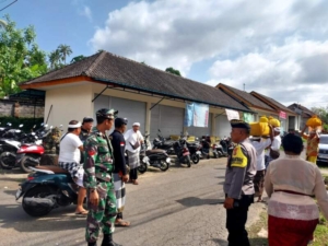 Pengamanan Bernuansa Budaya, Babinsa Pejeng Kangin Kawal Tradisi Warisan Leluhur