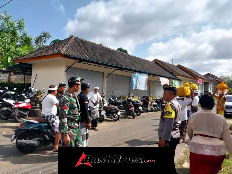 Pengamanan Bernuansa Budaya, Babinsa Pejeng Kangin Kawal Tradisi Warisan Leluhur