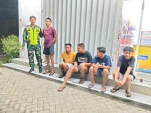 Anggota Koramil 1607-03/Ropang Monitoring Wilayah Lewat Patroli Malam