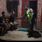 Anggota Koramil 1607-12/Moyo Hilir Patroli Malam untuk Antisipasi Gangguan Kamtibmas