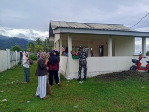 Babinsa Desa Ai Kangkung Bersama Warga Gelar Gotong Royong di Posyandu Senutuk