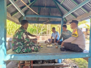 Komsos Babinsa dan Bhabinkamtibmas Desa Kelanir Berjalan Aman dan Lancar