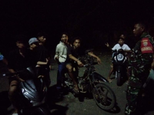 Babinsa Desa Lepadi Intensifkan Ronda Malam Bersama Warga Demi Kamtibmas