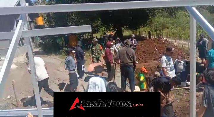 Gotong Royong Babinsa Bolok Tingkatkan Kesehatan Lingkungan