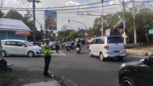 Polsek Abiansemal Intensifkan Pengaturan Lalu Lintas Sore Hari, Wujudkan Keamanan & Kelancaran Pengguna Jalan