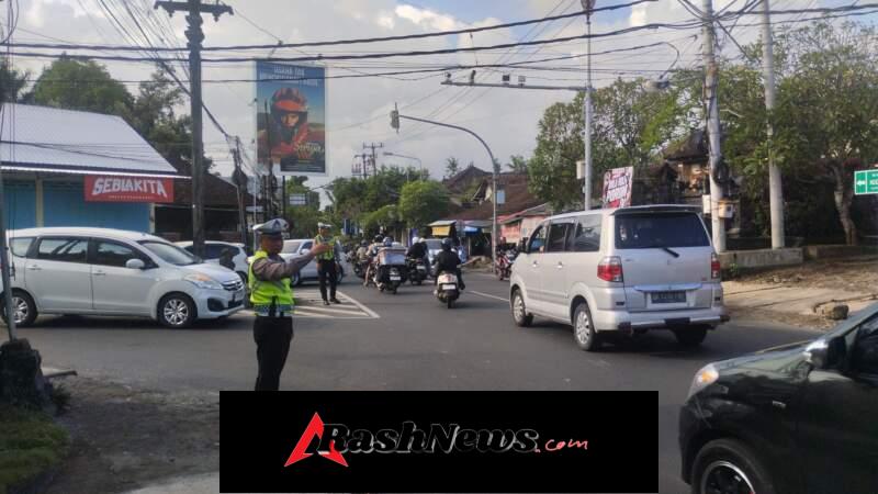 Polsek Abiansemal Intensifkan Pengaturan Lalu Lintas Sore Hari, Wujudkan Keamanan & Kelancaran Pengguna Jalan