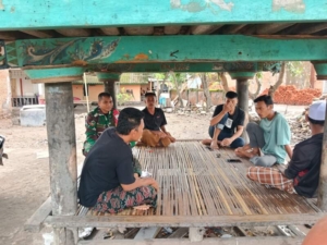 Babinsa Batu Putik Perkuat Komsos, Ajak Warga Jaga Kamtibmas Lingkungan