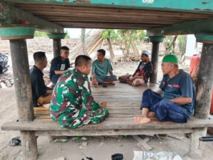 Bangun Komunikasi Harmonis, Babinsa Ajak Masyarakat Tundak Lauk Jaga Ketertiban