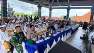 Bhabinkamtibmas Desa Kutampi Hadiri Pelantikan Bendesa Adat Mastulan.