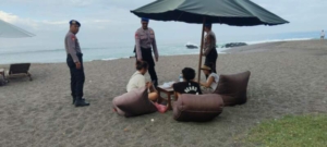 Satpolairud Polres Badung Ajak Wisatawan Taat Zona Larangan Berenang