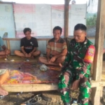 Komsos di Sambelia, Babinsa Ingatkan Bahaya Banjir dan Penyakit