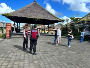 Antisipasi Gangguan Kamtibmas dan Jamin Kenyamanan Wisatawan, Personel Sat Samapta Polres Bangli Laksanakan Patroli Rutin di Objek Wisata