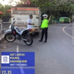 Satlantas Polres Karangasem Berikan Himbauan Parkir Truk di Obyek Wisata Candidasa