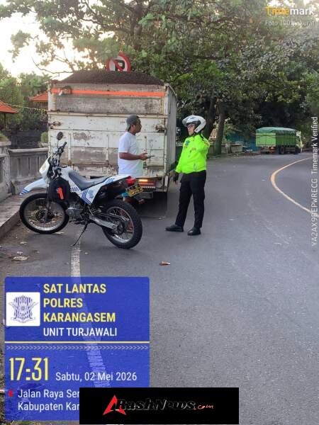 Satlantas Polres Karangasem Berikan Himbauan Parkir Truk di Obyek Wisata Candidasa