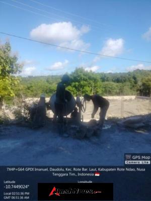 Babinsa Pantau Pemasangan Slof Fondasi di Desa Tualima