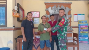 8 Warga Di Desa Dawan Kaler Terima BLT DD, Sertu Wayan Suriawan Hadir Beri Pendampingan