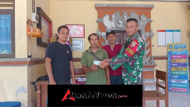 8 Warga Di Desa Dawan Kaler Terima BLT DD, Sertu Wayan Suriawan Hadir Beri Pendampingan