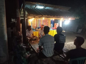 Babinsa Nanga Tumpu Bangun Kedekatan Lewat Kongkow dan Ronda Bersama Warga