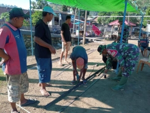 Gotong Royong Pemasangan Kawat Harmonika di Jembatan Gantung Program Presiden