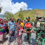 ‎Satgas Yonif 743/PSY Berbagi Kasih dan Layanan Kesehatan Gratis  bagi Masyarakat Kampung Yalinggua ‎