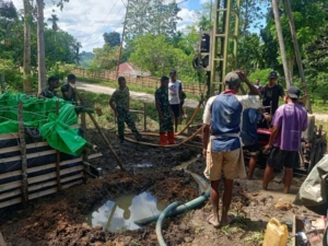 Hadirkan Air Bersih, TNI Bangun Sumur Bor di Desa Umbu Wangu