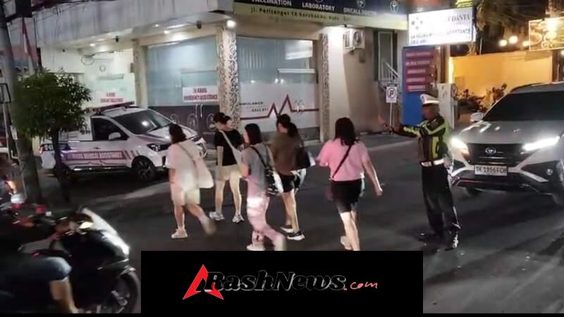 Wujudkan Kamseltibcarlantas Unit Lantas Polsek Kuta Utara Patroli  Dan Sebrangkan Pejalan Kaki