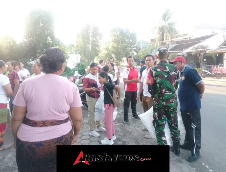Hadir di Tengah Warga, Babinsa Desa Pemuteran Kawal Kegiatan Bulan Bakti Gotong Royong Masyarakat (BBGRM)