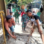 Warga dan Anggota Koramil Bersinergi dalam Pembongkaran
