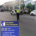 Personil Lantas Laksanakan Tugas Gatur Di BTN Taman Asri Karangasem Agar Arus Lalin Aman Lancar terkendali