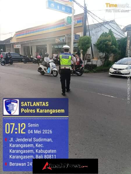 Personil Lantas Laksanakan Tugas Gatur Di BTN Taman Asri Karangasem Agar Arus Lalin Aman Lancar terkendali