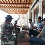 Babinsa Seteluk Perkuat Sinergitas Lewat Komsos Bersama Warga Desa Tapir