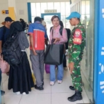 Monitoring Penerbangan, Babinsa Jaga Ketertiban di Bandara Gewayantana