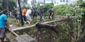Sinergi Babinsa dan Warga Amankan Jembatan Pondok Buak