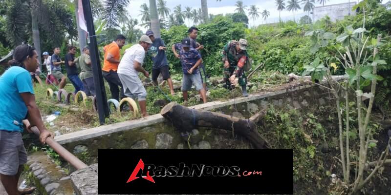 Sinergi Babinsa dan Warga Amankan Jembatan Pondok Buak